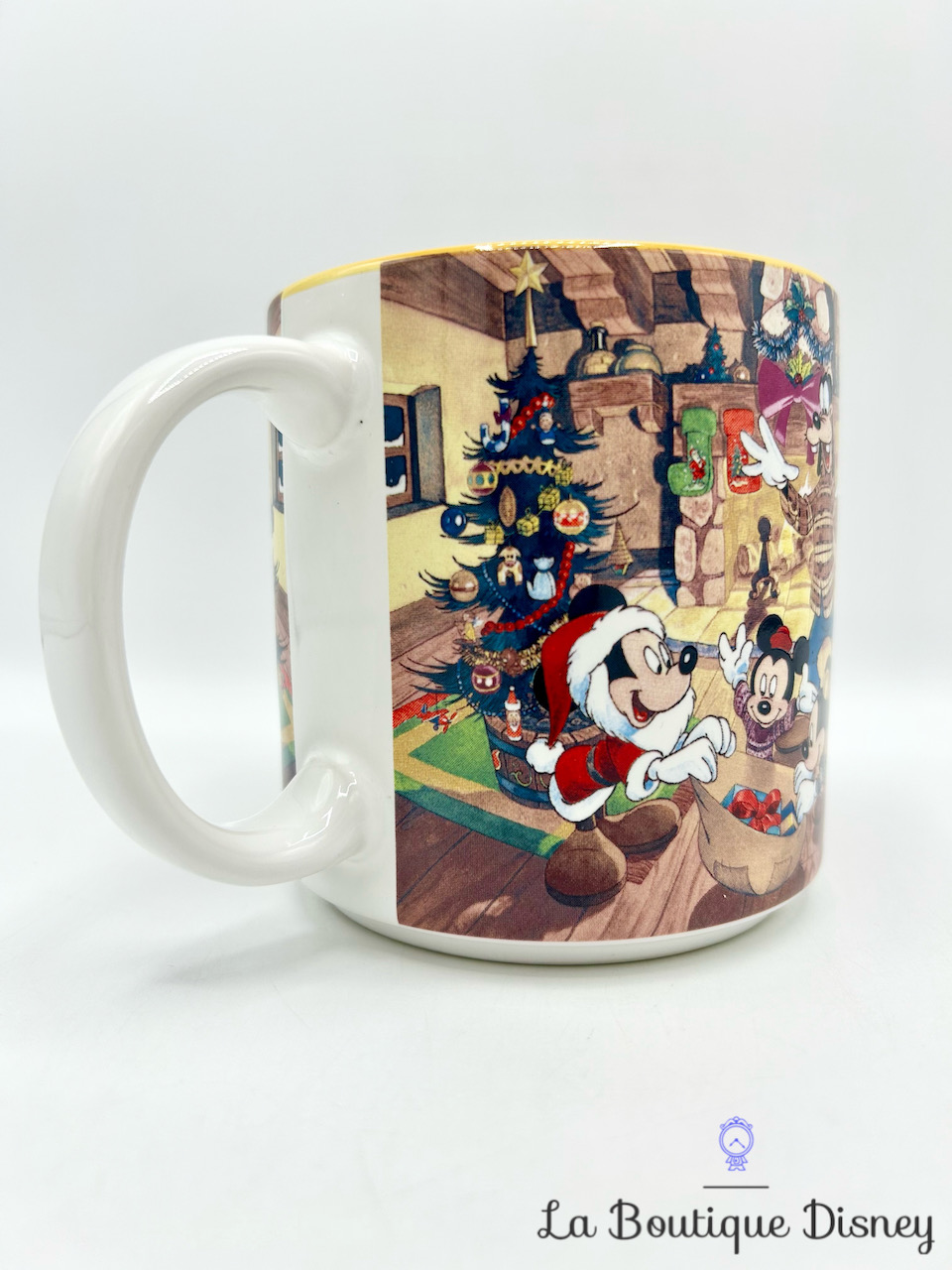 tasse-scène-mickey-et-ses-amis-noel-disneyland-paris-mug-disney-scene-film-dingo-cheminée-1