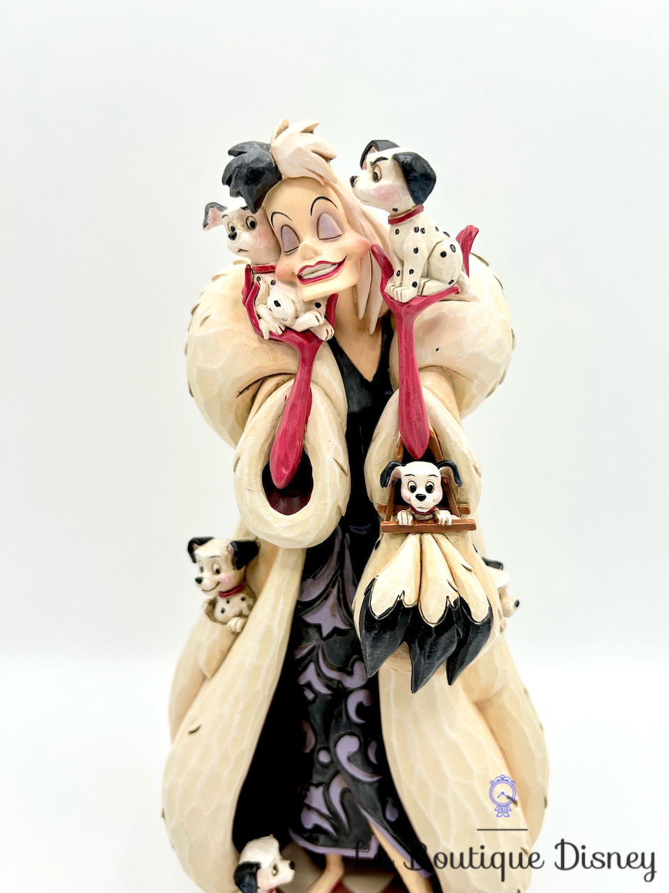 figurine-jim-shore-cruella-fur-lined-diva-disney-traditions-showcase-collection-enesco-les-101-dalmatiens-1