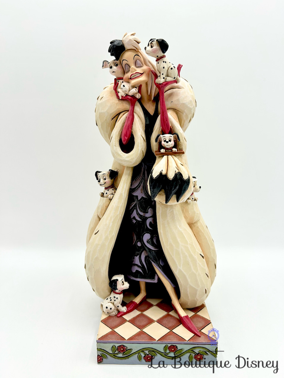 figurine-jim-shore-cruella-fur-lined-diva-disney-traditions-showcase-collection-enesco-les-101-dalmatiens-2
