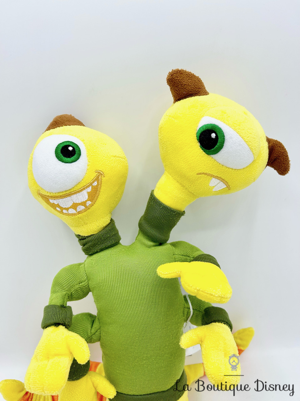 peluche-terri-terry-perry-disney-store-écusson-monstres-academy-jaune-vert-têtes-2