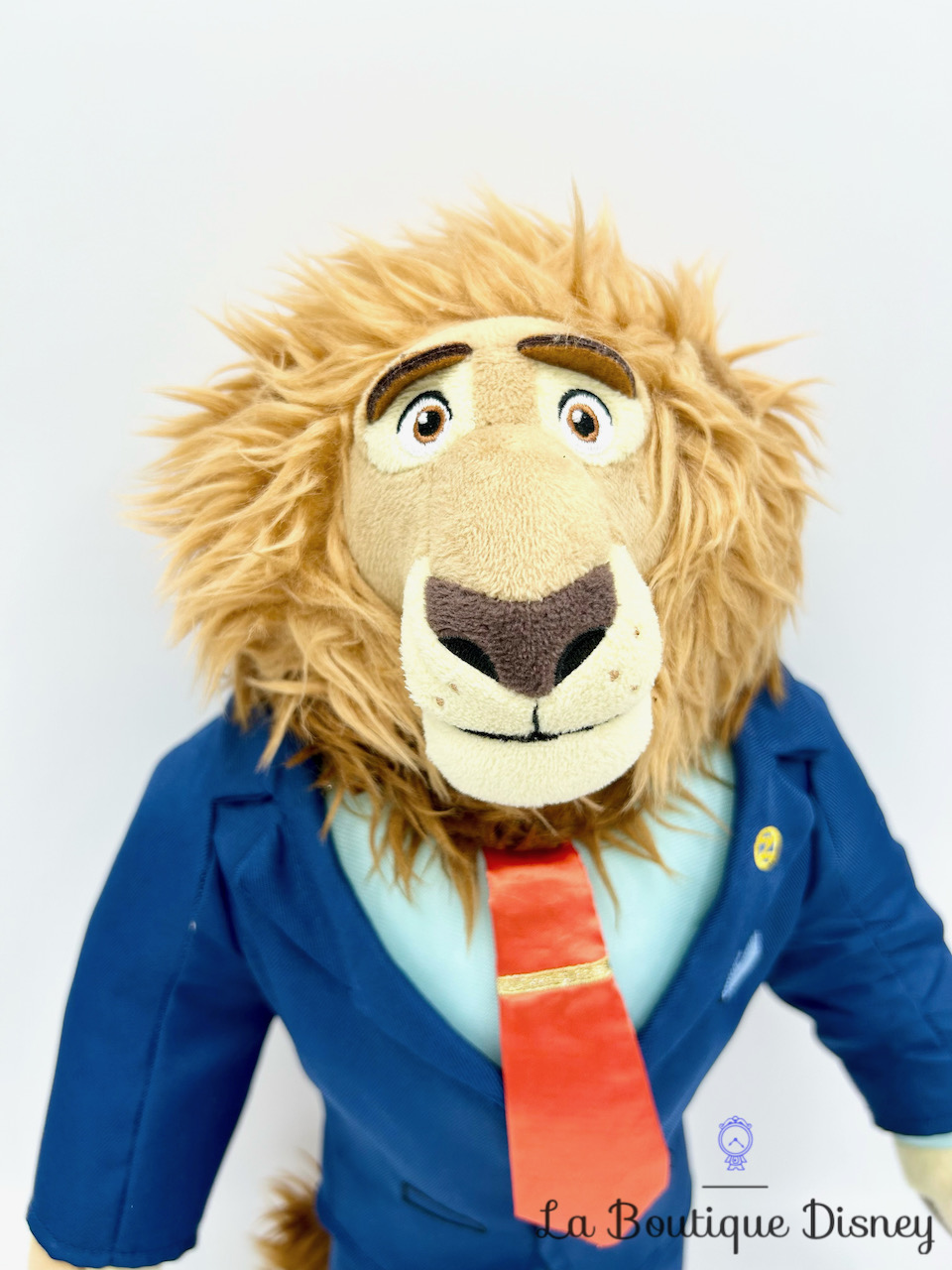 peluche-leodore-lionheart-maire-zootopie-disney-store-écusson-lion-costume-cravate-0
