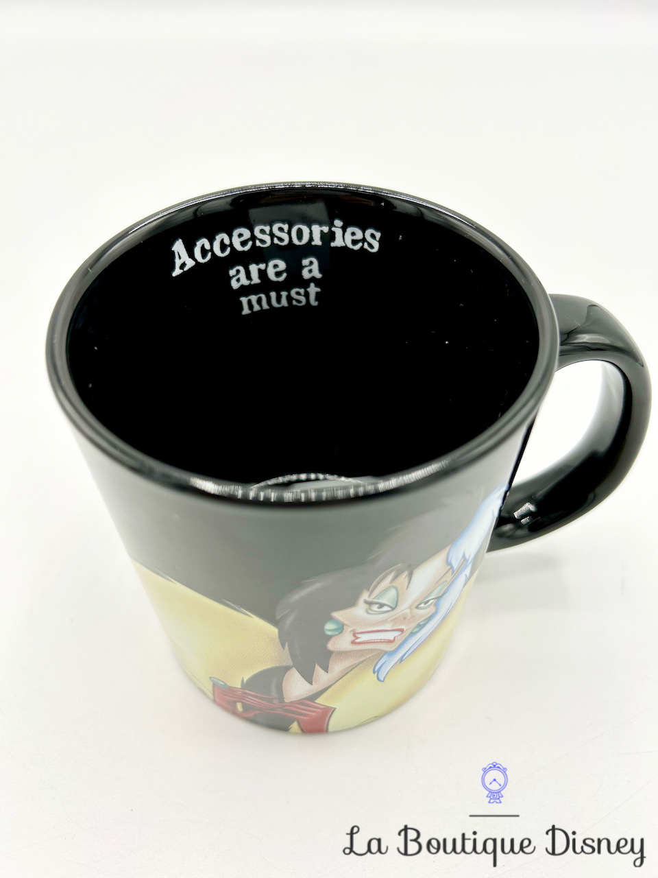 tasse-cruella-denfer-accessories-are-a-must-disney-villains-churchill-disney-les-101-dalmatiens-mug-3