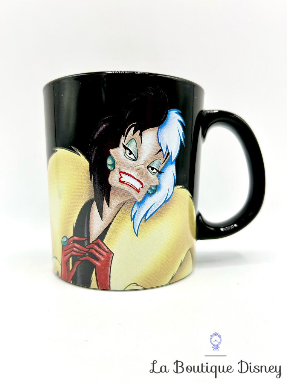 tasse-cruella-denfer-accessories-are-a-must-disney-villains-churchill-disney-les-101-dalmatiens-mug-1