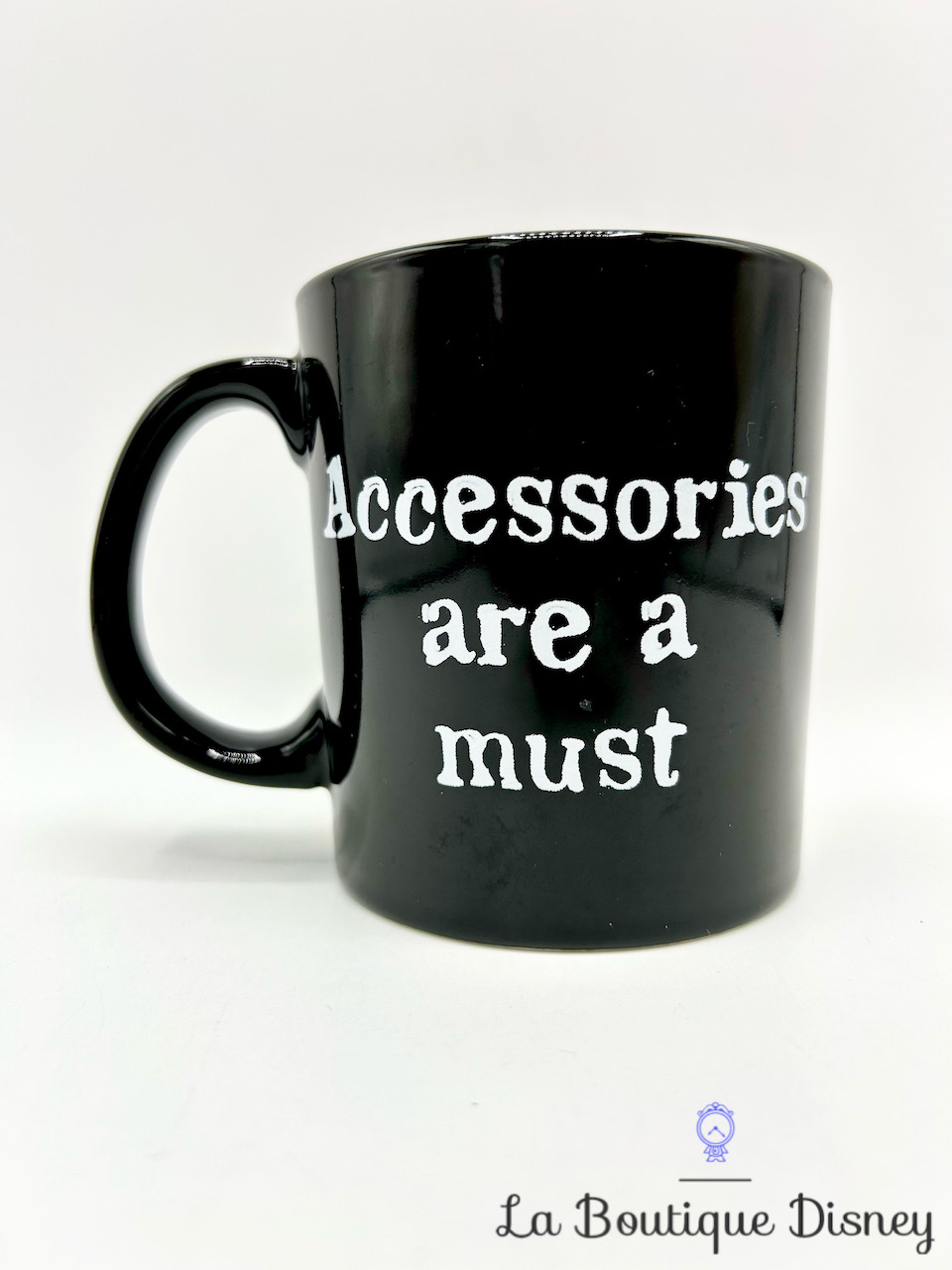 tasse-cruella-denfer-accessories-are-a-must-disney-villains-churchill-disney-les-101-dalmatiens-mug-4