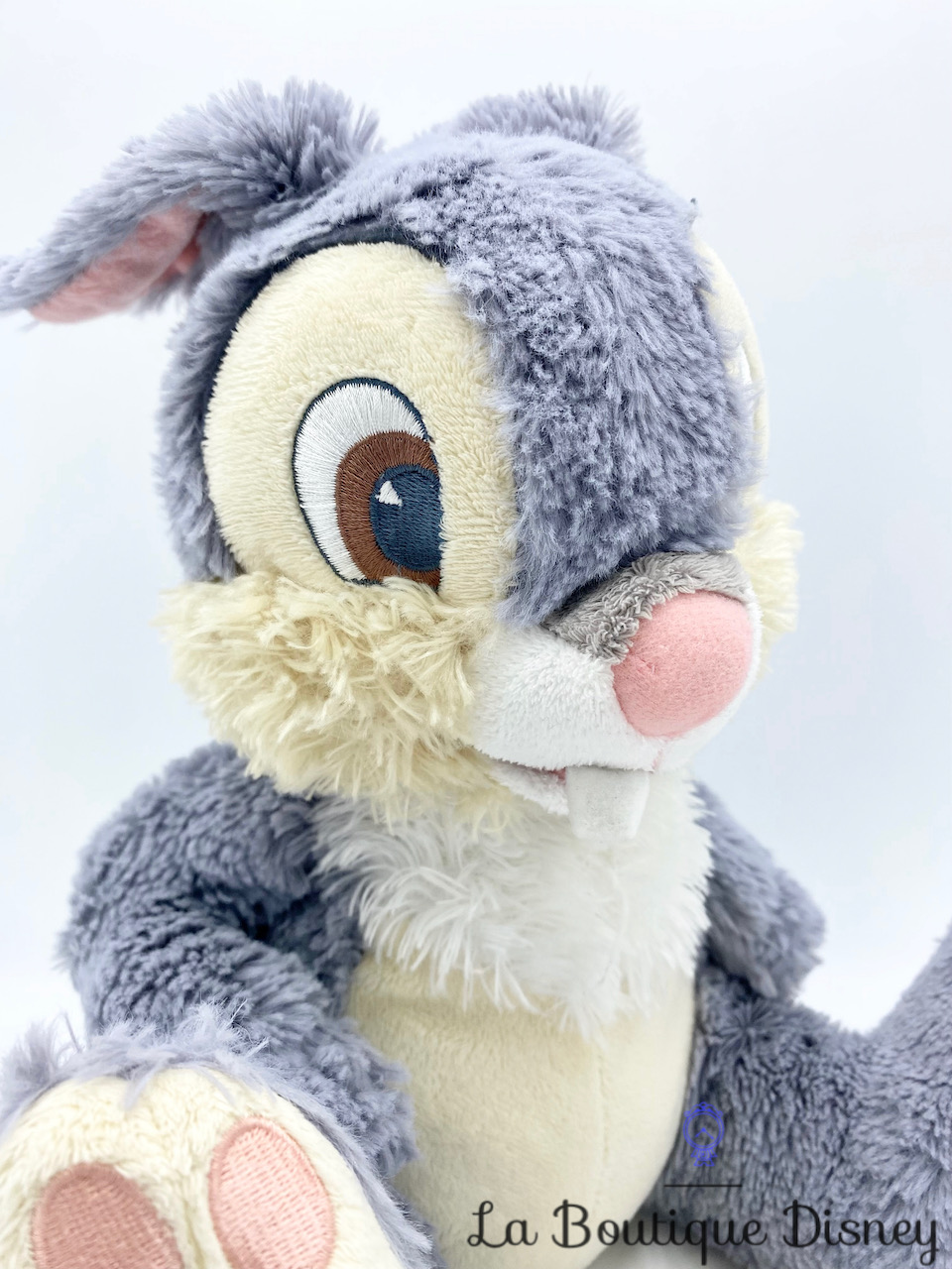 peluche-panpan-assis-disneyland-paris-disney-bambi-lapin-gris-coussinet-pattes-4