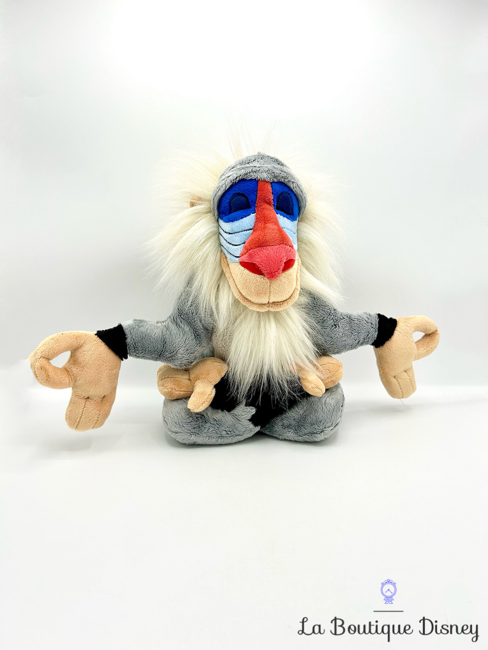 Peluche Rafiki Disney Store 2023 Le roi lion singe gris zen 30 cm Peluches Peluches Disney Store La Boutique Disney