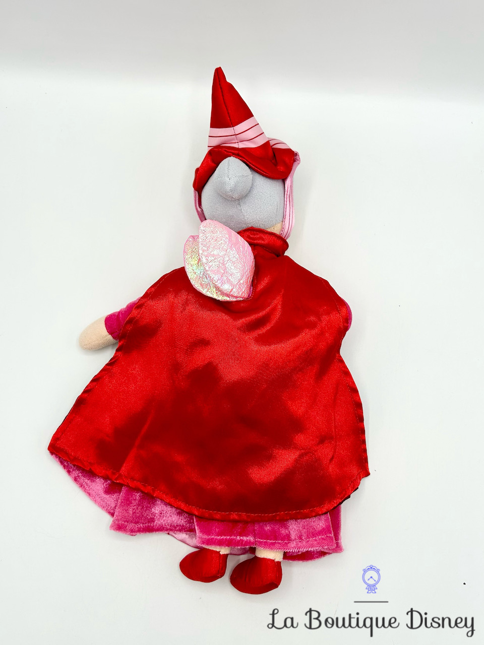 peluche-flora-fée-rouge-rose-la-belle-au-bois-dormant-disney-store-écusson-0