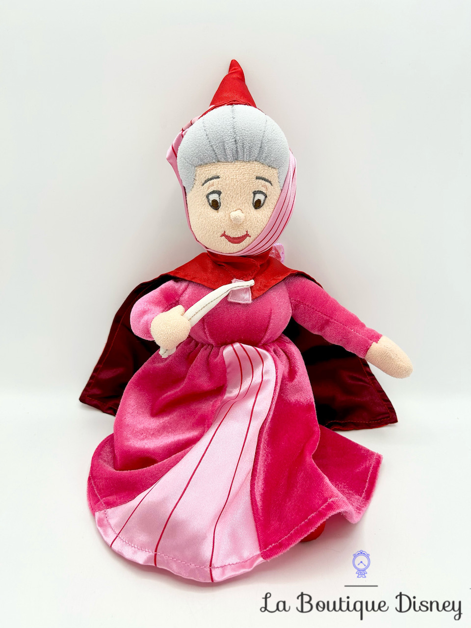 peluche-flora-fée-rouge-rose-la-belle-au-bois-dormant-disney-store-écusson-2
