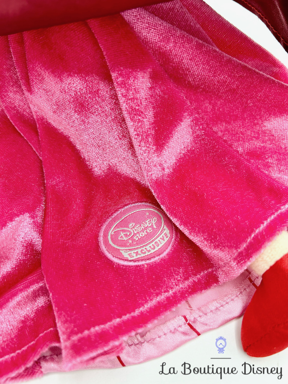 peluche-flora-fée-rouge-rose-la-belle-au-bois-dormant-disney-store-écusson-3