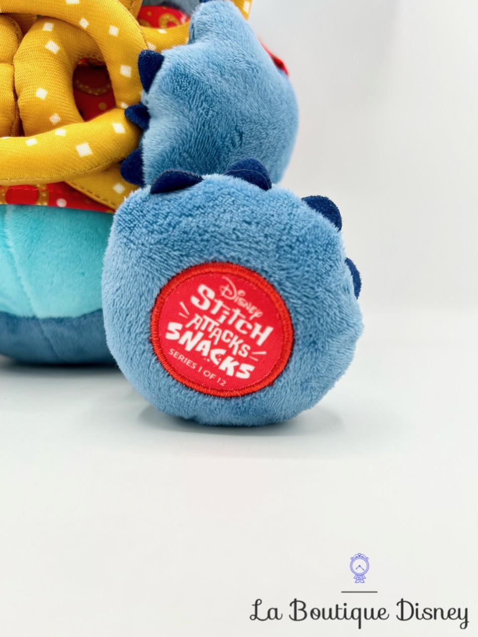 peluche-stitch-attacks-snacks-series-1-of-12-disney-parks-edition-limitée-bretzel-2