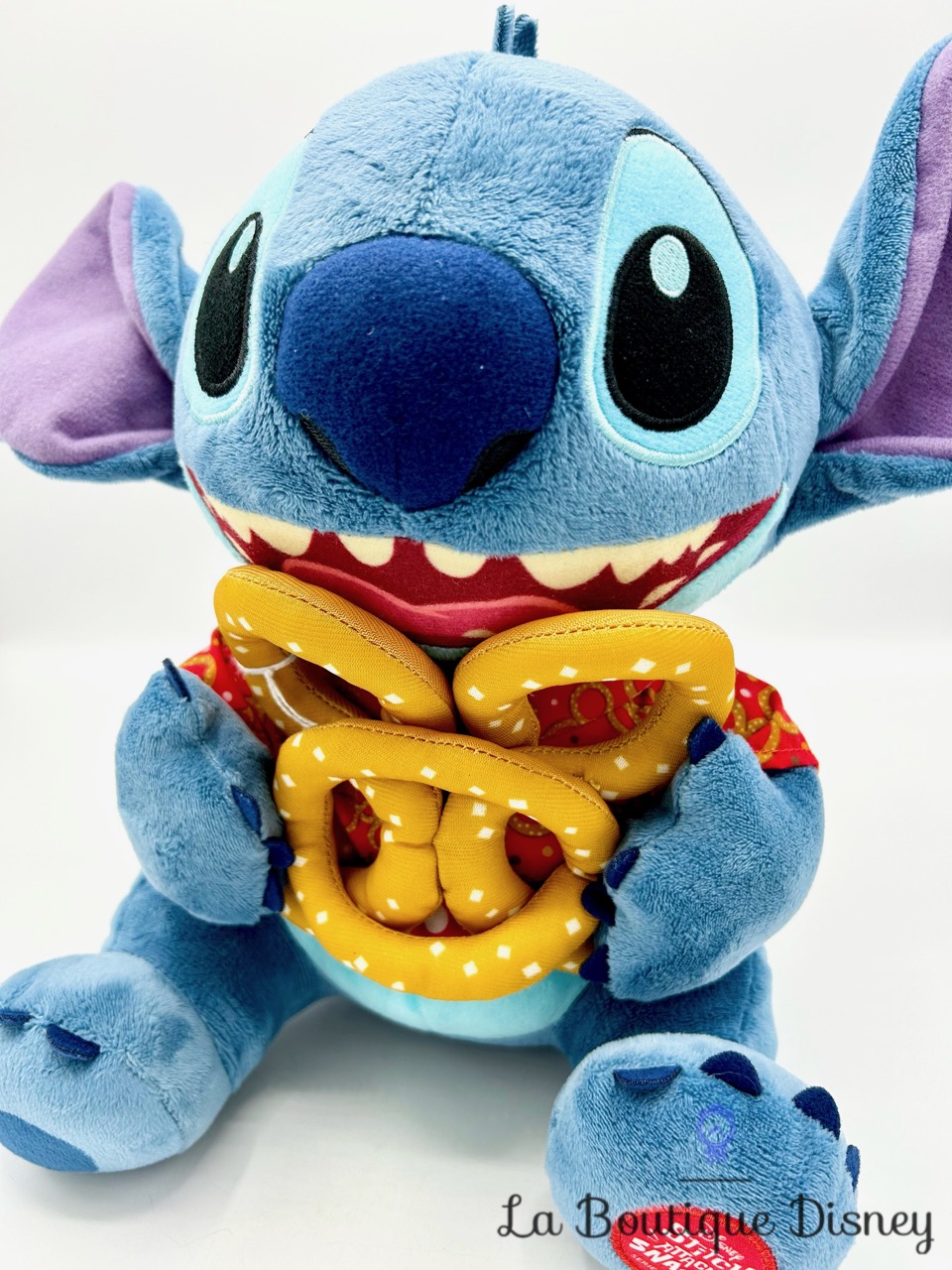 peluche-stitch-attacks-snacks-series-1-of-12-disney-parks-edition-limitée-bretzel-4