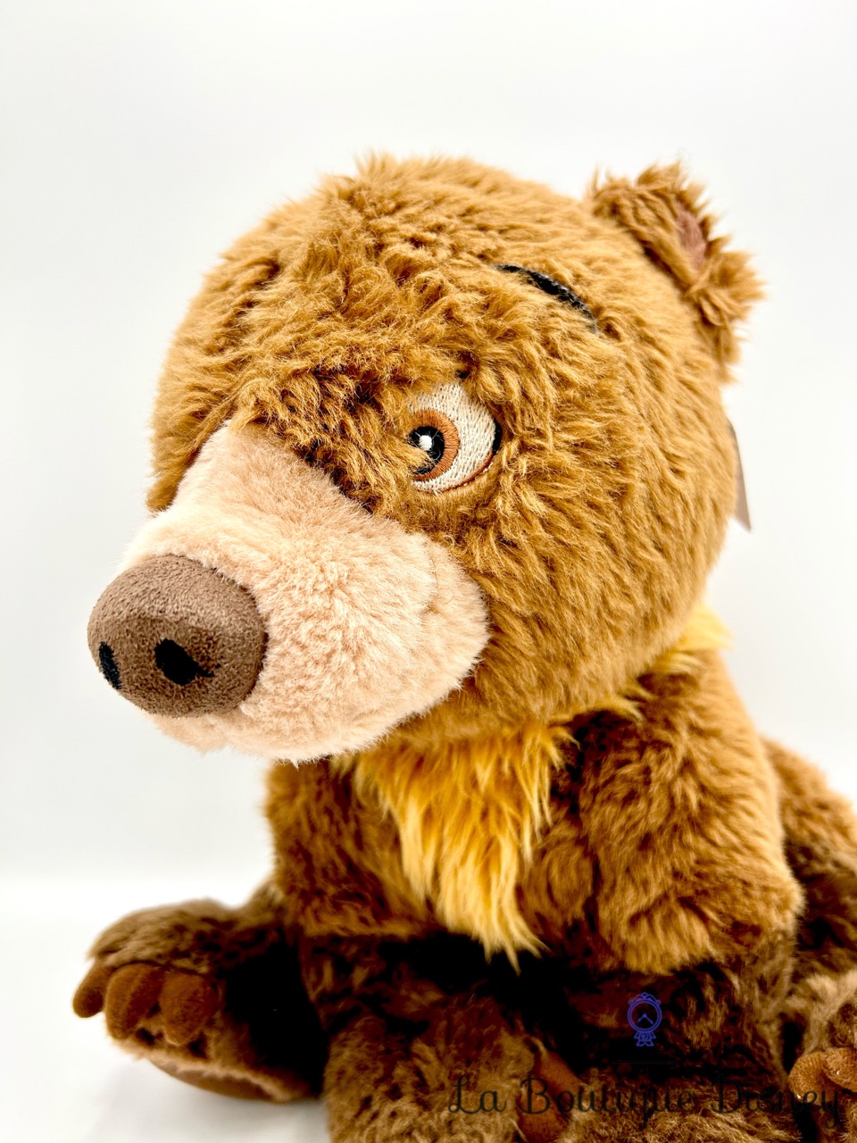 peluche-koda-ours-marron-frère-des-ours-disneyland-paris-disney-écusson-1