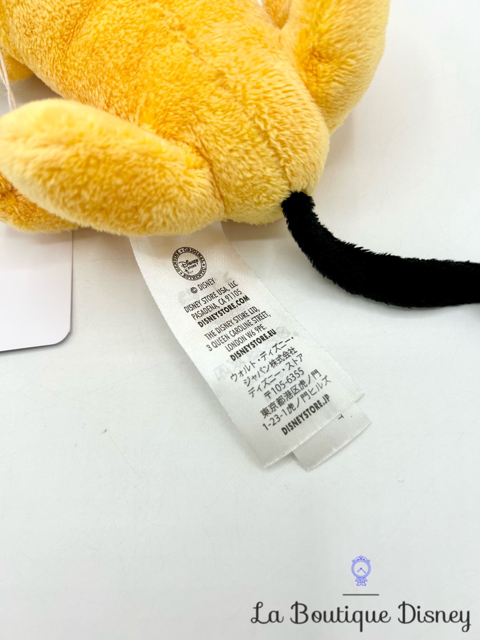 peluche-mini-pluto-couché-disney-store-chien-jaune-plat-ventre-dort-6