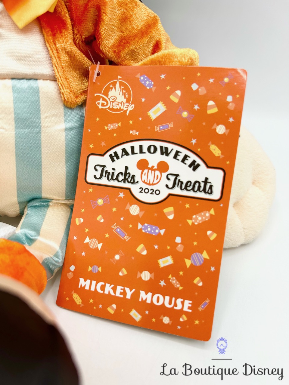 peluche-mickey-mouse-halloween-tricks-treats-2020-disney-parks-disneyland-chapeau-citrouille-2