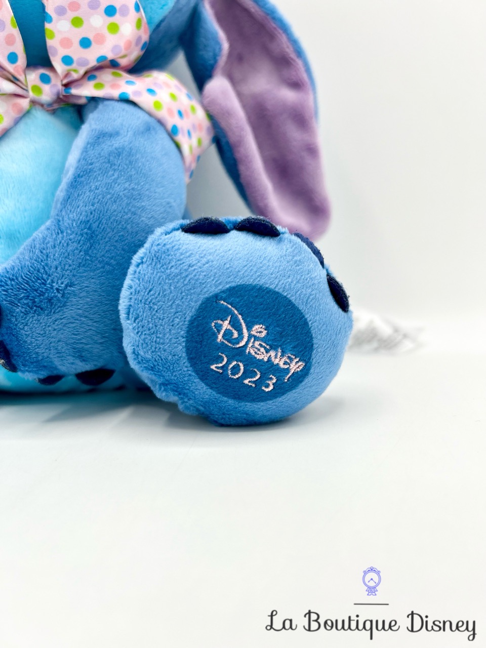 peluche-stitch-paques-2023-disney-store-lapin-rose-4