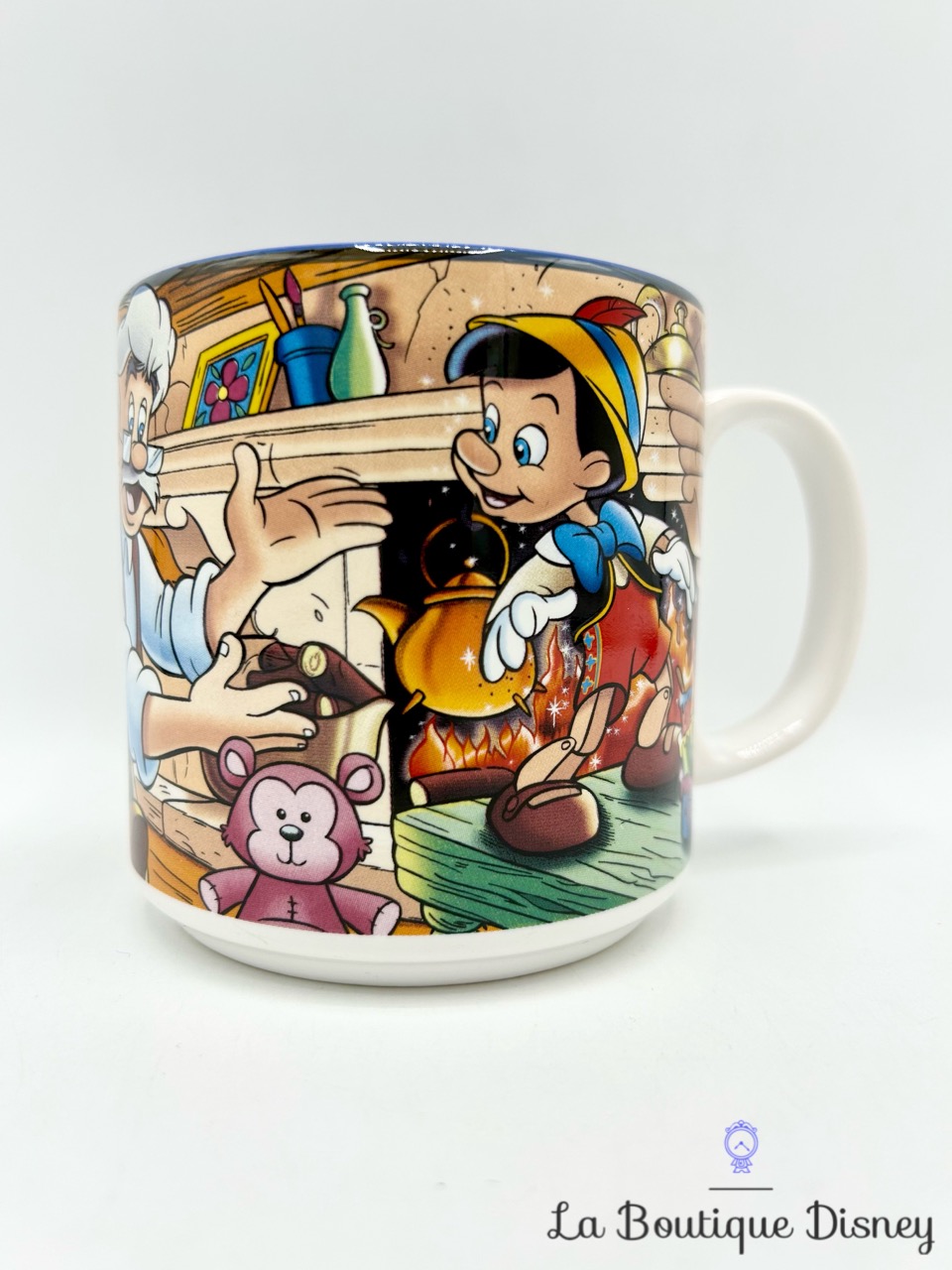 tasse-scène-pinocchio-walt-disney-company-mug-scène-film-atelier-gepetto-2