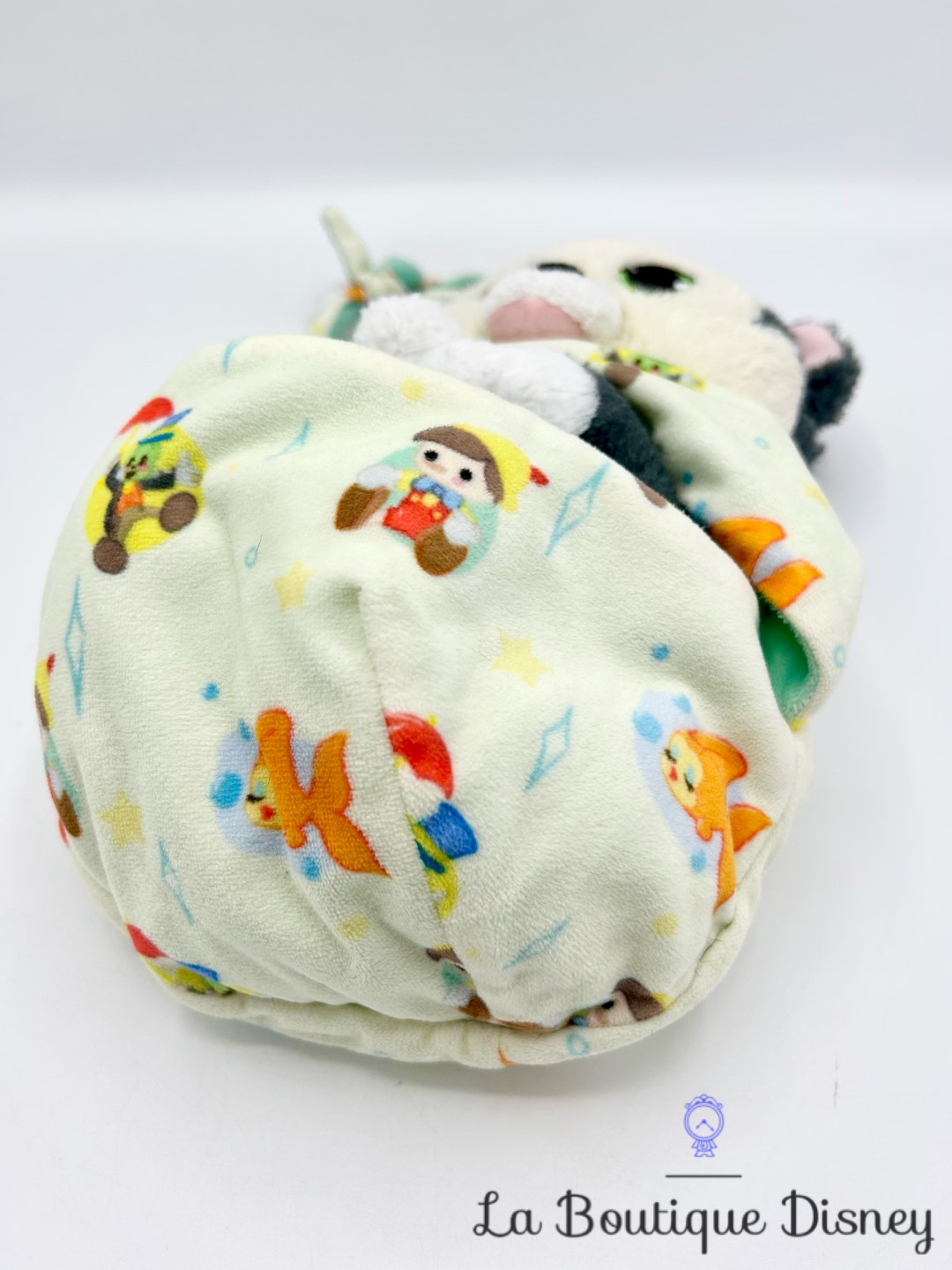peluche-figaro-emmailloté-disney-parks-disneyland-chat-noir-pinocchio-couverture-couffin (2)