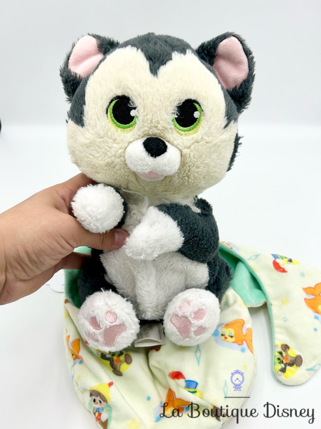 peluche-figaro-emmailloté-disney-parks-disneyland-chat-noir-pinocchio-couverture-couffin (6)