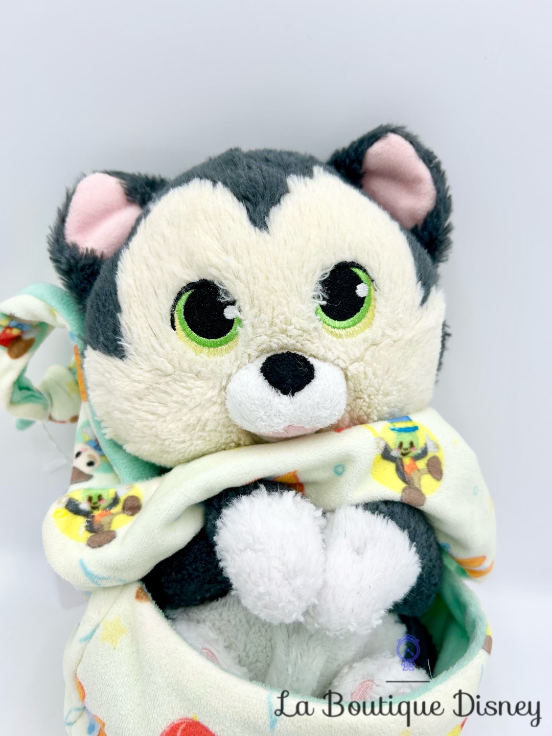 peluche-figaro-emmailloté-disney-parks-disneyland-chat-noir-pinocchio-couverture-couffin (3)