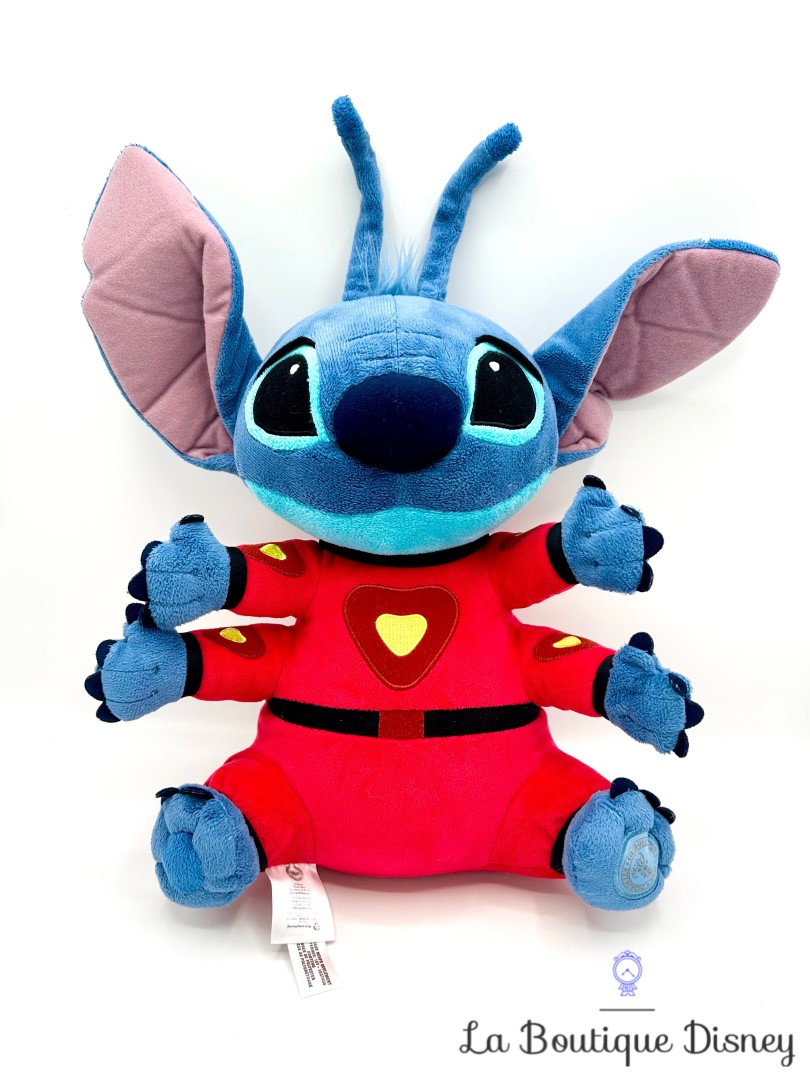 peluche-stitch-experience-626-disney-store-ecusson-combinaison-rouge (2)