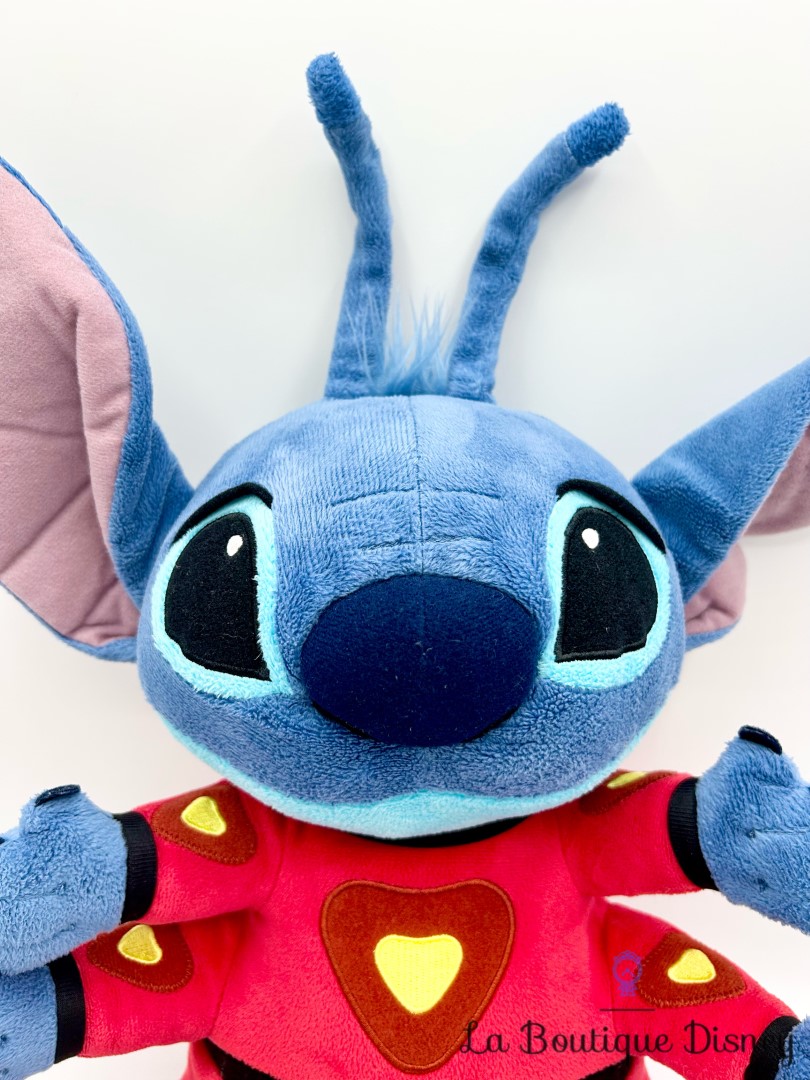 peluche-stitch-experience-626-disney-store-ecusson-combinaison-rouge (4)
