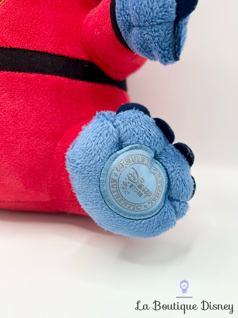 peluche-stitch-experience-626-disney-store-ecusson-combinaison-rouge (3)