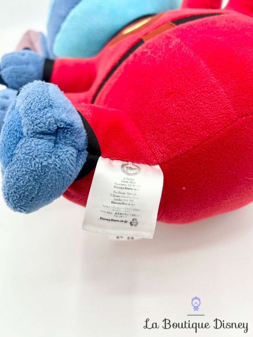 peluche-stitch-experience-626-disney-store-ecusson-combinaison-rouge (6)