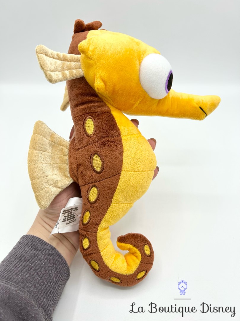 peluche-hippo-sheldon-disney-store-ecusson-némo-hippocampe (3)