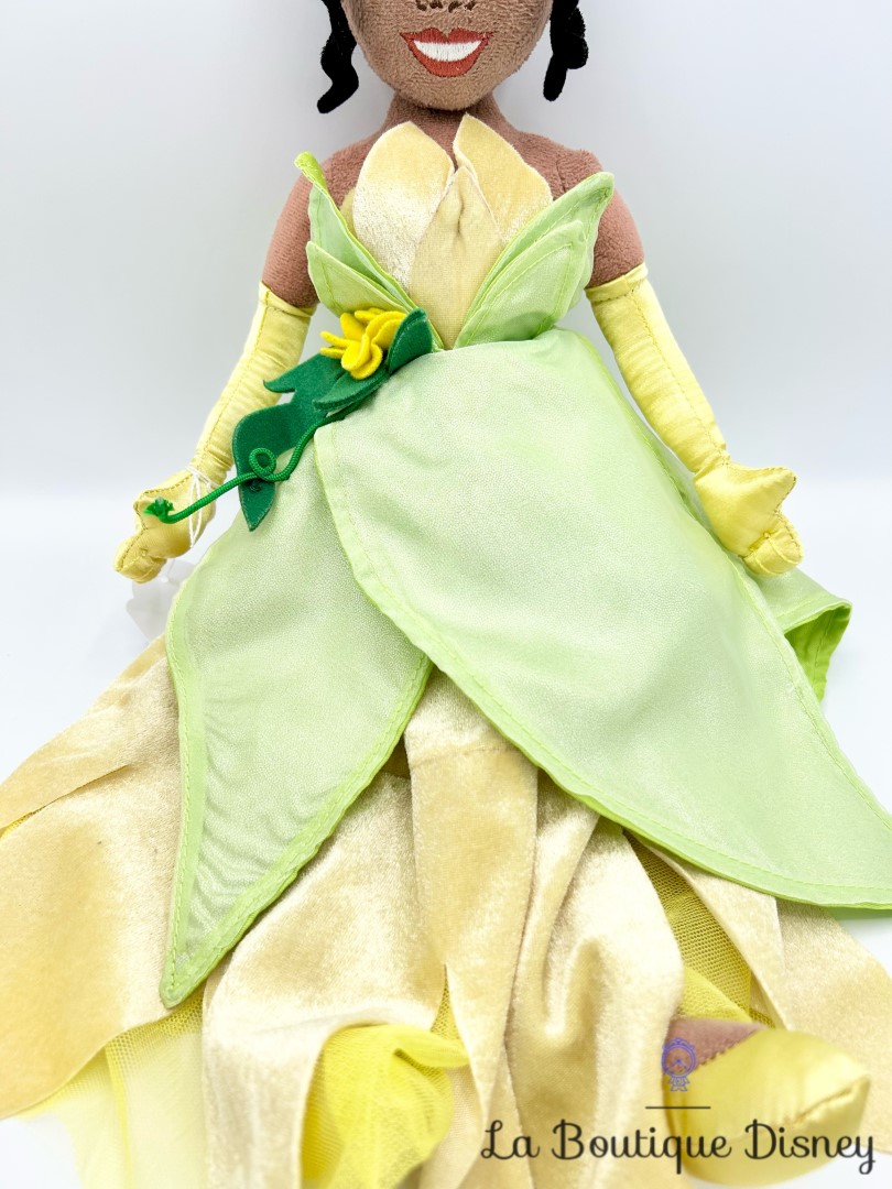 poupée-chiffon-tiana-la-princesse-et-la-grenouille-disney-store-exclusive-princesse-vert-ecusson (3)