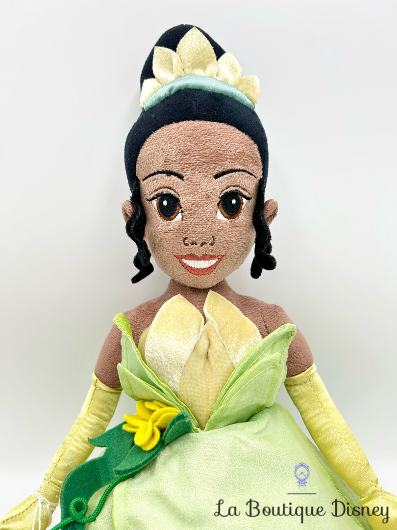 poupée-chiffon-tiana-la-princesse-et-la-grenouille-disney-store-exclusive-princesse-vert-ecusson (4)