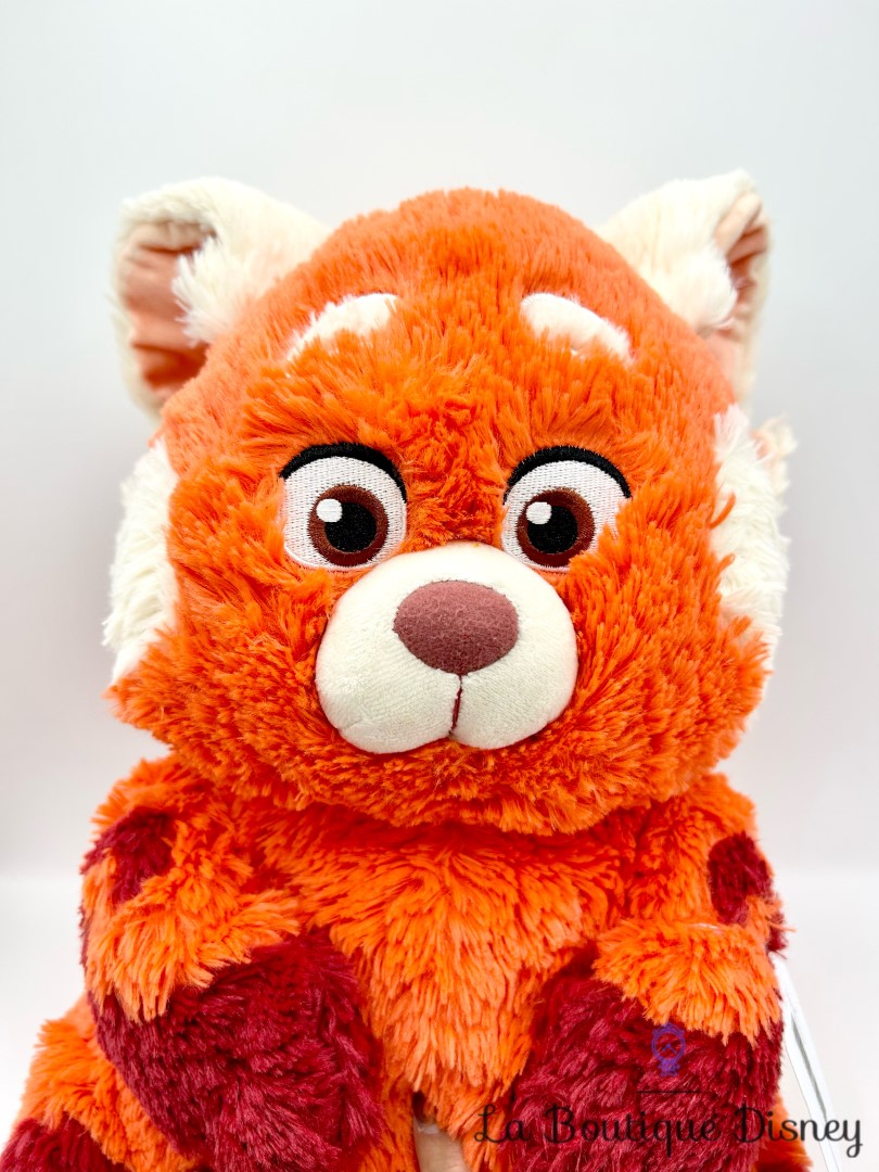 peluche-mei-panda-alerte-rouge-disney-store-40-cm (5)