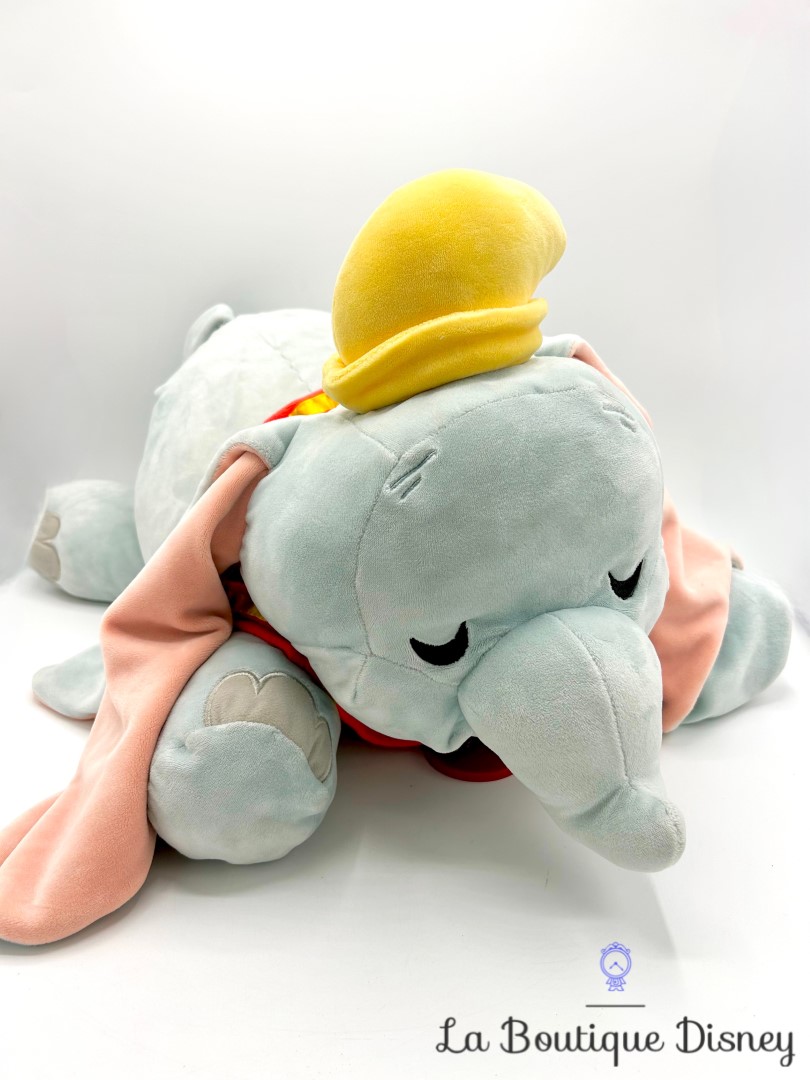 Peluche Dumbo Cuddleez Disney Store 2019 elephant gris dort couche Peluches Peluches Disney Store La Boutique Disney