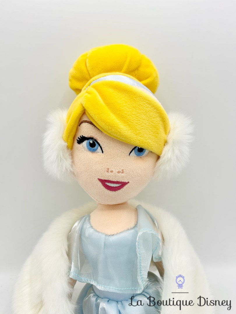 poupée-chiffon-cendrillon-hiver-disney-store-princesse-cape-manteau (4)