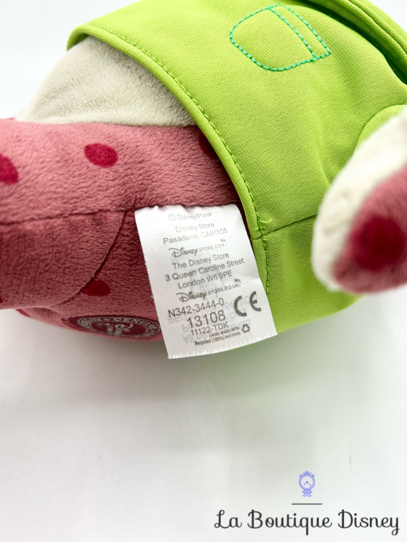 peluche-don-carlton-monstres-academy-disney-store-écusson-monsters-university (1)