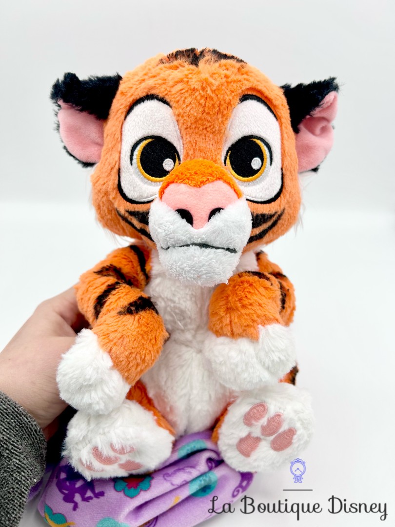 peluche-rajah-tigre-aladdin-disney-parks-cocon-emmailloté-couverture (3)