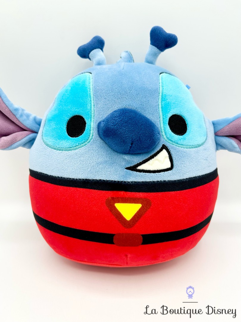 peluche-stitch-experience-626-squishmallows-disney-combinaison-rouge (1)
