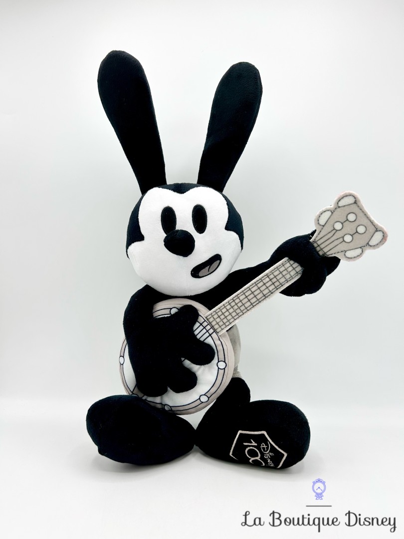 peluche-oswald-guitare-disney-100-disney-store-noir-blanc (6)