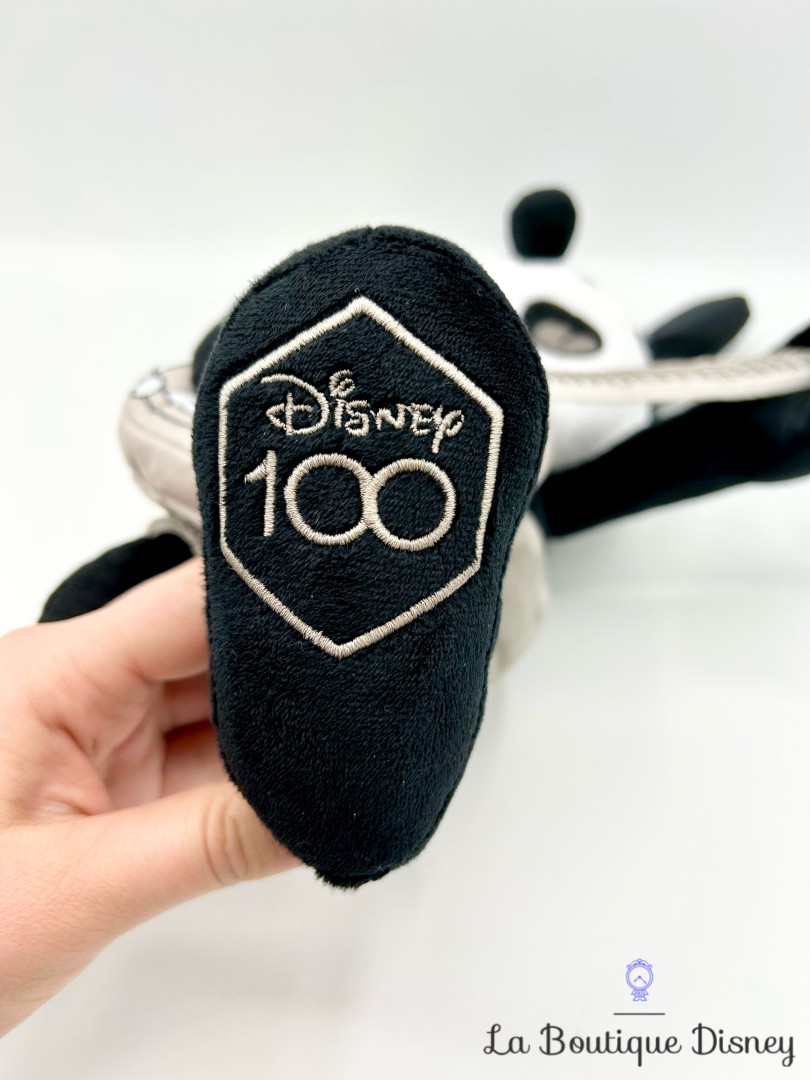 peluche-oswald-guitare-disney-100-disney-store-noir-blanc (4)