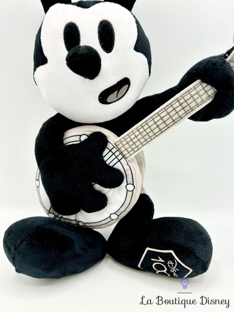 peluche-oswald-guitare-disney-100-disney-store-noir-blanc (5)