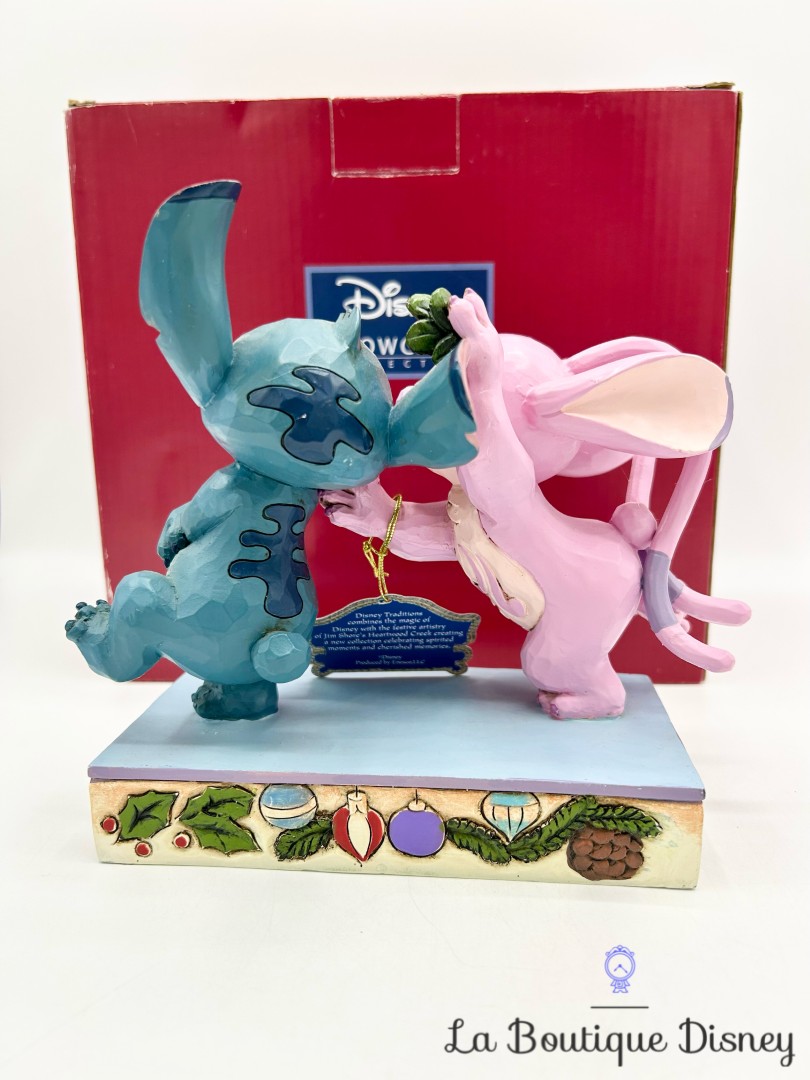 figurine-jim-shore-stitch-angel-mistletoe-kisses-disney-traditions-showcase-enesco (5)