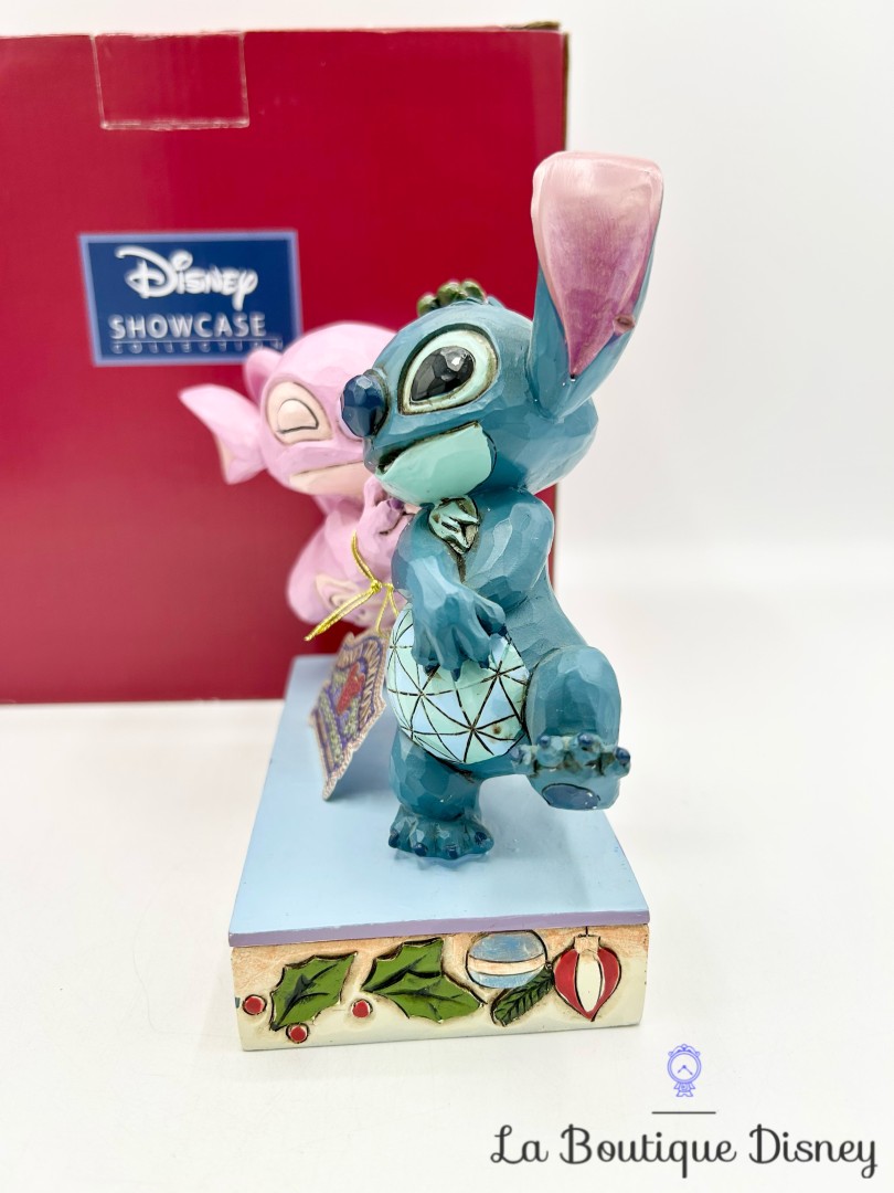 figurine-jim-shore-stitch-angel-mistletoe-kisses-disney-traditions-showcase-enesco (6)