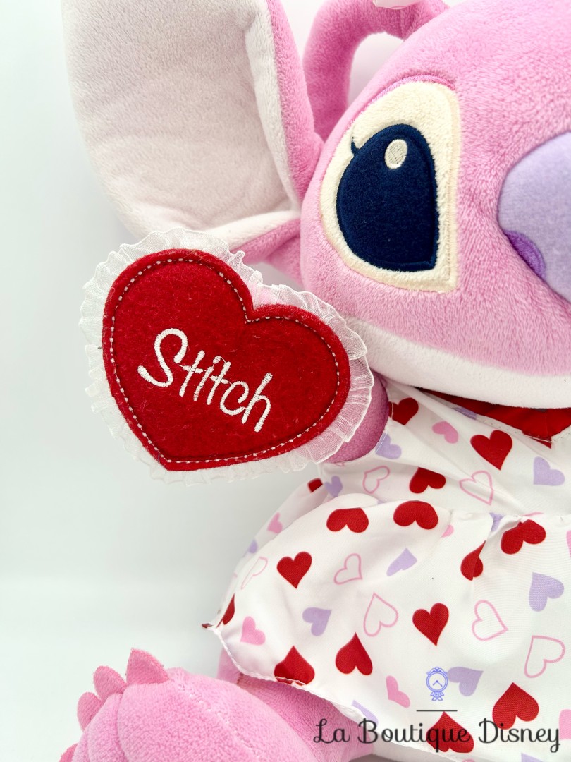 peluche-angel-saint-valentin-disney-store-écusson-coeur-stitch-rose (2)
