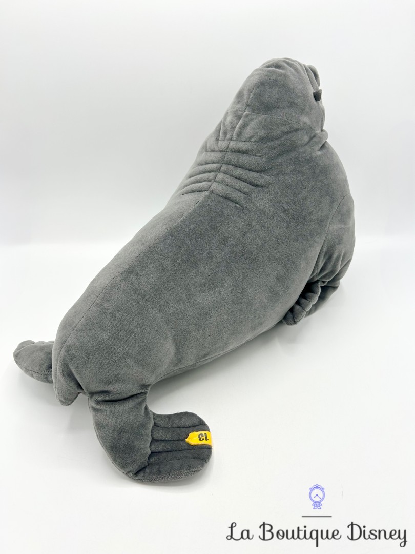 peluche-fluke-otarie-le-monde-de-dory-disney-store-écusson-gris (3)
