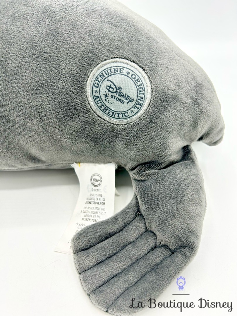 peluche-fluke-otarie-le-monde-de-dory-disney-store-écusson-gris (1)