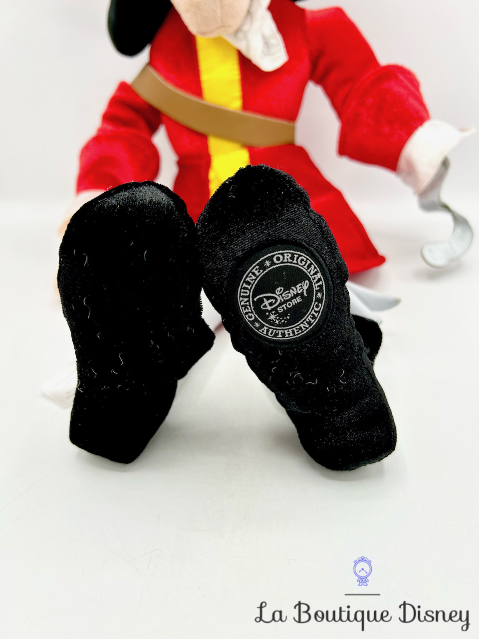 peluche-capitaine-crochet-disney-store-peter-pan-rouge-écusson-4