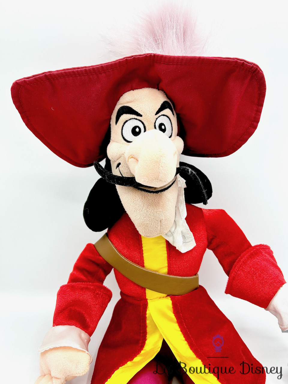peluche-capitaine-crochet-disney-store-peter-pan-rouge-écusson-0