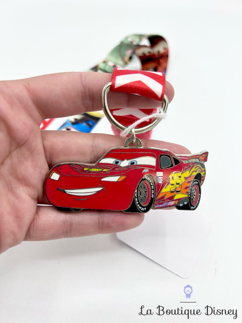 laniere-pins-cars-2-disney-cordon-tour-de-cou-rouge-voitures (2)