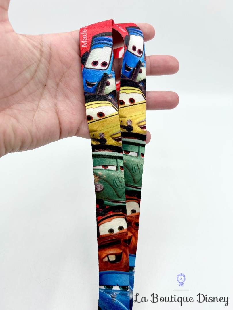 laniere-pins-cars-2-disney-cordon-tour-de-cou-rouge-voitures (1)