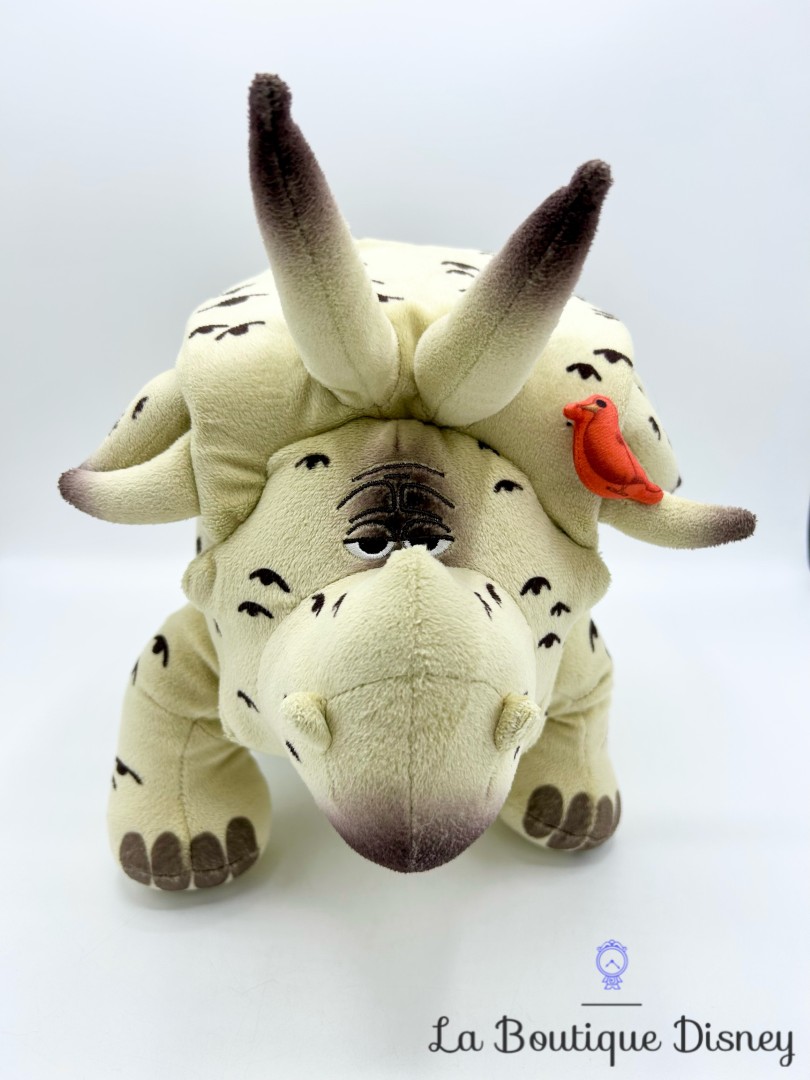 peluche-le-collectionneur-dinosaure-le-voyage-arlo-disney-store-ecusson (2)