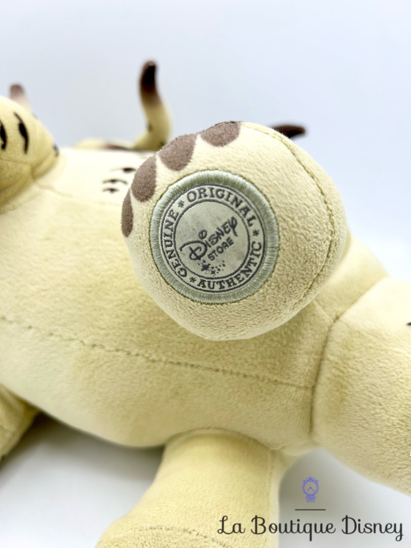 peluche-le-collectionneur-dinosaure-le-voyage-arlo-disney-store-ecusson (1)